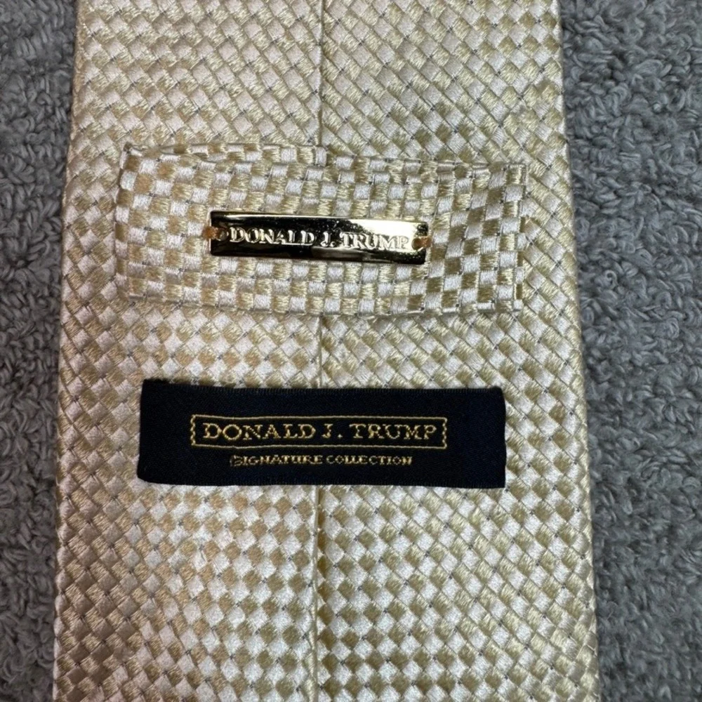 Donald J Trump Signature Collection Gold Silk Basketweave Men's Necktie 59x3.75